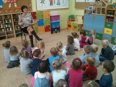 Wójt Gminy Raków - Alina Siwonia czyta dzieciom