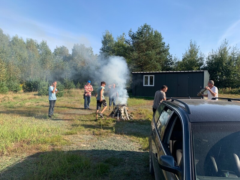Mieszkańcy Rakówki podczas akcji sprzątania miejscowości 