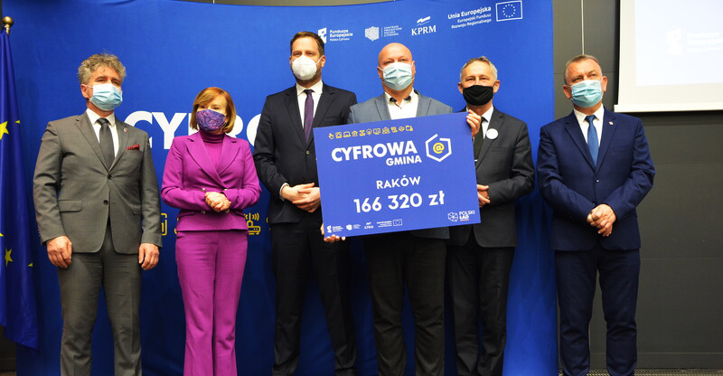 Przedstawiciele Rządu RP, Sejmu i Senatu RP wraz z Wójtem Gminy Raków podczas uroczystości wręczenie promesy 