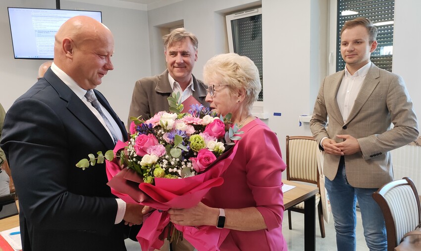 Wójt Gminy Raków otrzymuje kwiaty z rąk Wiceprzewodniczącej Rady Gminy Raków z okazji otrzymania wotum zaufania oraz absolutorium