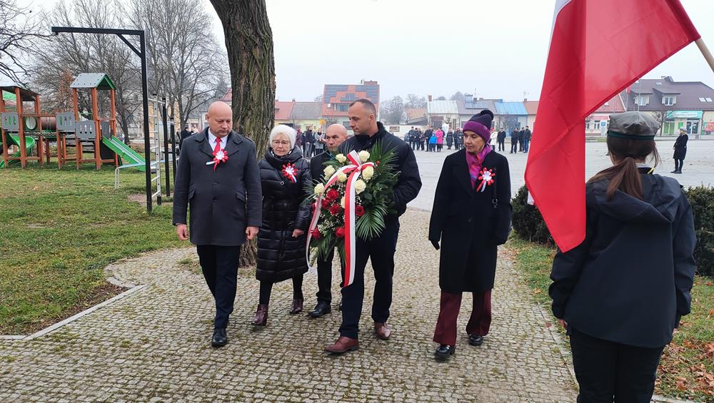 Osoby składające wieniec pod pomnikiem