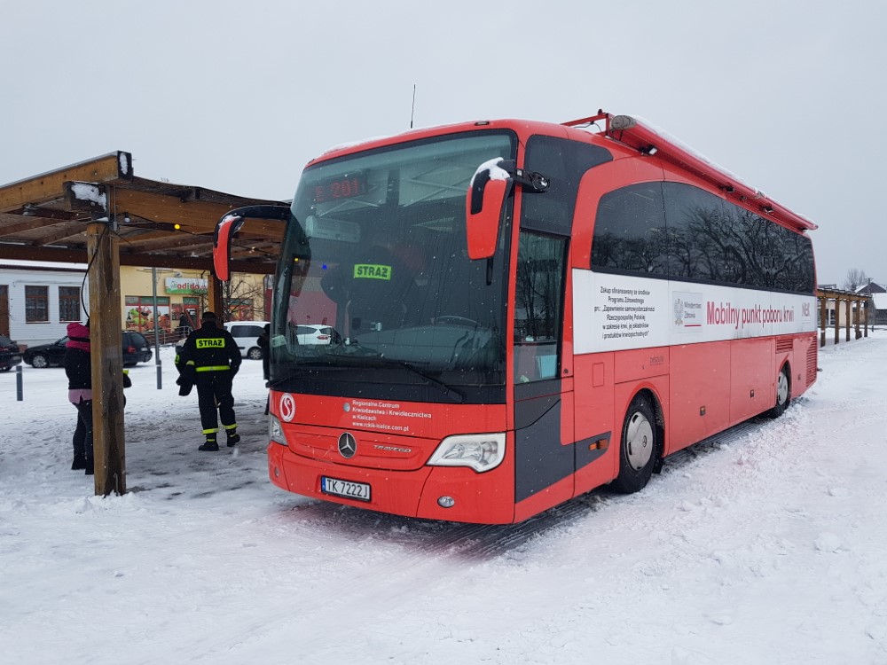 Autobus czerwony, stojący ludzie