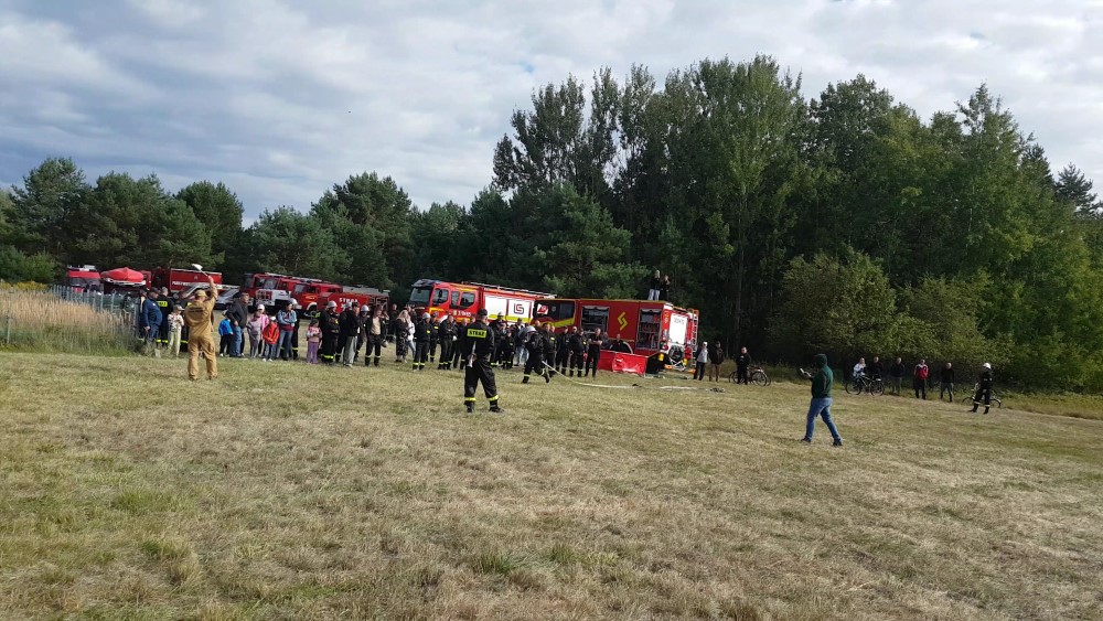 Ludzie, samochody strażackie, zawody pożarnicze
