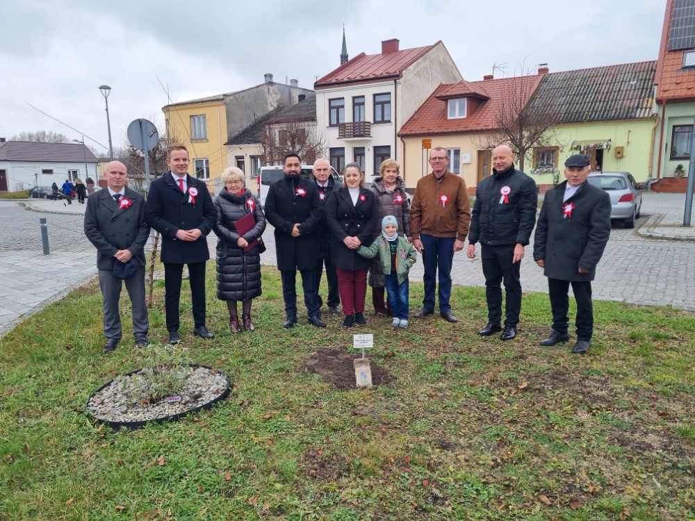 Osoby pozujące do zdjęcia w tle budynki