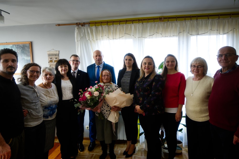 Zdjęcie grupowe z wręczania dyplomu z okazji jubileuszu 100 urodzin