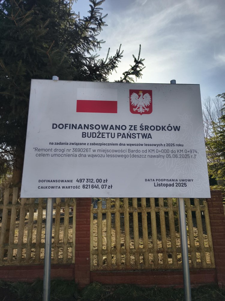 Zdjęcie przedstawia tablicę informacyjną z dofinansowaniem ze środków budżetu państwa