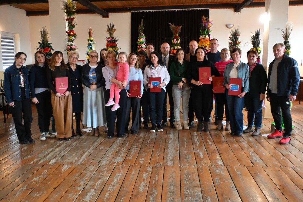 Grupa kobiet i mężczyzn