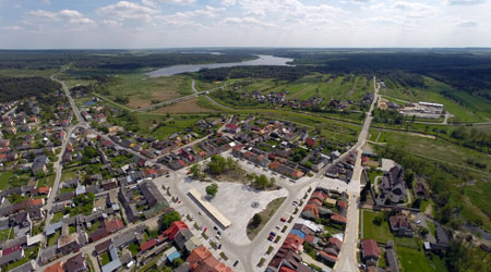 Widok na miejscowość Raków. W centralnej części widok na zrewitalizowany rynek, powyżej fragment "Jeziora Chańcza".