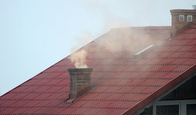 Dym unoszący się z komina