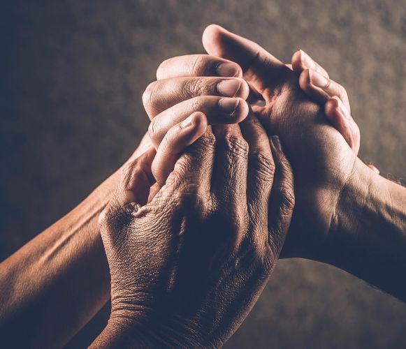 zdjęcia pokazujące ściskające się dłonie w geście wsparcia